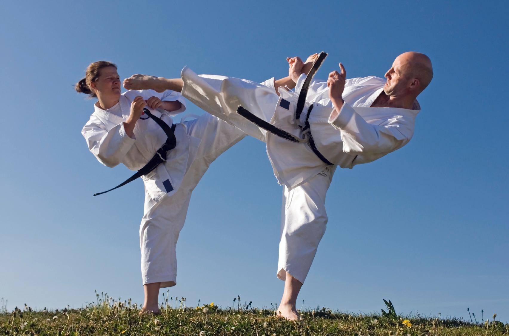 Symbolbild Sportmedizin und Osteopathie – Behandlung einer Sportverletzung